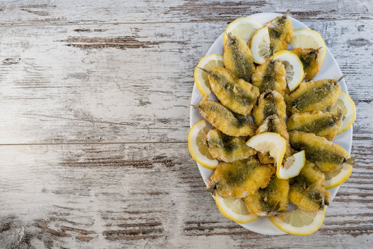 sarde fritte piatto ovale dall'alto dx