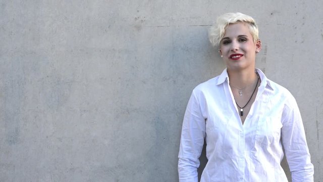 attraktive junge Frau lacht in die Kamera