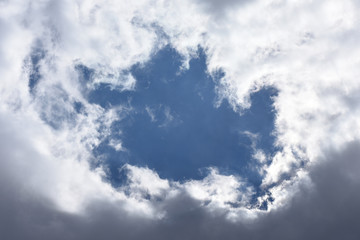 雲間に見える青空