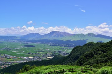 Fototapeta na wymiar 阿蘇山外輪山をドライブ