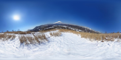 Fototapeta na wymiar 山中湖高指山登山道からの雪景色の富士山360°全天球画像