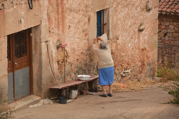 anciana tendiendo ropa