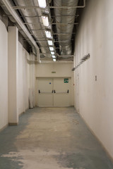 проход к двери 