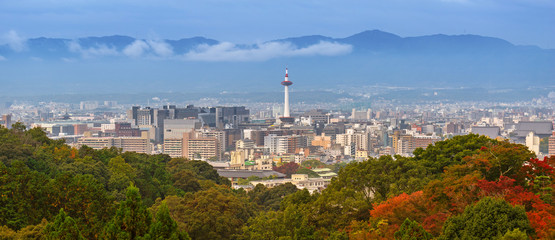 Stadtbild von Kyoto mit Turm und Herbstbäumen in Japan