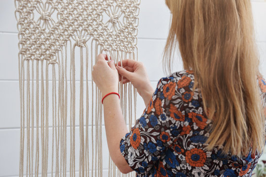 femme faisant du macram&eacute;, artisanat 