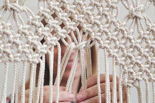 femme faisant du macram&eacute;, artisanat 