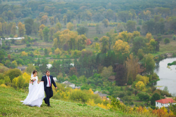 Naklejka premium Bride and groom walking on wedding day