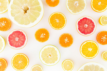 Obraz premium Lemon, orange, grapefruit, sweetie and pomelo on white background. Flat lay, top view.