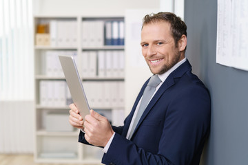 geschäftsmann liest die nachrichten am tablet