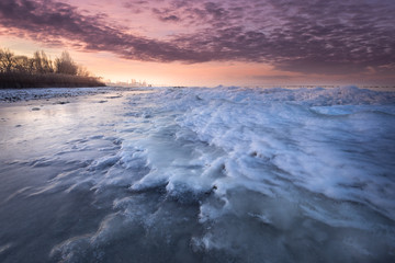 Sonnenuntergang am gefrorenen Seeufer