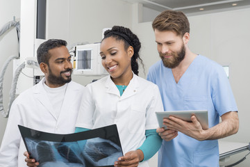 Obraz premium Medical Professionals With Chest X-ray And Digital Tablet In Hos