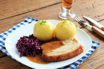 deftiger Schweinebraten mit Knödeln und Rotkohl