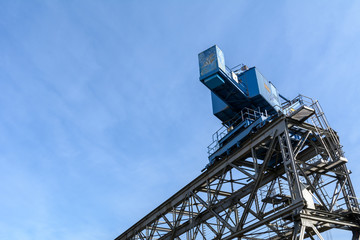 Industrie - Kran vor blauem Himmel