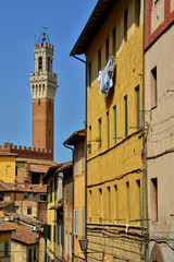 Gasse in Siena mit Blick auf den Palazzo Pubblico