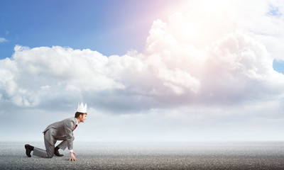 Obraz premium King businessman in elegant suit running and blue sky at background