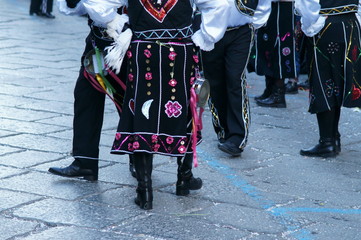 gambe di danzatori in festa