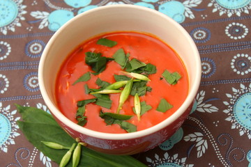 Tomatensuppe mit  Bärlauch
