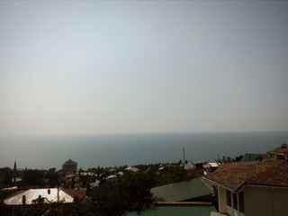 крыши домов на фоне моря 