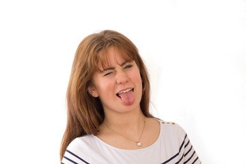 Mädchen streckt Zunge raus.