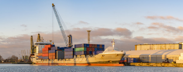 Unloading of containers in the port of the merchant ship