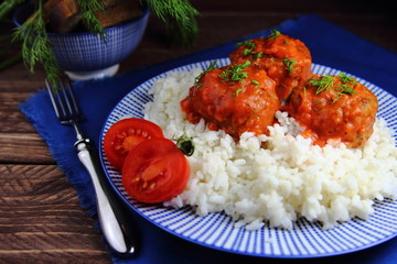 мясные тефтели в томатном соусе с рисом и помидорами