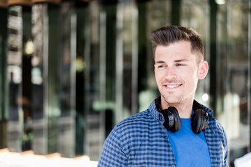 Naklejka premium Man close up with headphones smiling