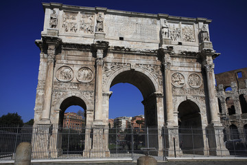 Fototapeta na wymiar Arc d'Adrien / Centre historique de Rome / Site classé UNESCO