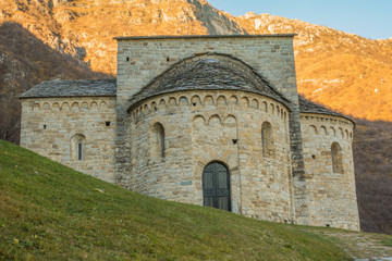 Fototapeta premium Small church between the mountains