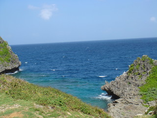 沖縄の青い海と海蝕崖(沖縄県)