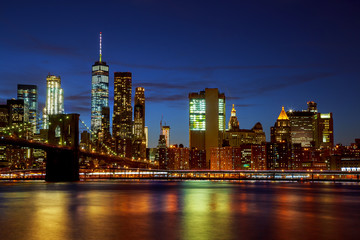 Naklejka premium Podświetlony most Brooklyński w Nowym Jorku i Manhattan