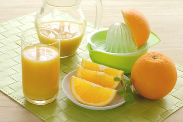 オレンジとオレンジジュース　木目背景

