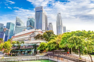 Foto op Plexiglas De Oriëntatiepunthorizon van Singapore in Fullerton op Esplanade Bridge © ronniechua