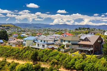 Fotobehang mooie buurt met huizen. Locatie: Nieuw-Zeeland, hoofdstad Wellington © skylynxdesign