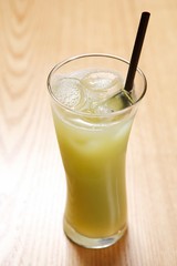 kiwi juice in clear glass 