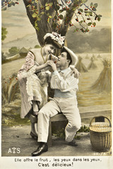 Carte postale ancienne / Les amoureux s'offrant des cerises