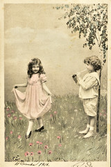 Fototapeta na wymiar Carte postale ancienne / enfants jouant du pipeau