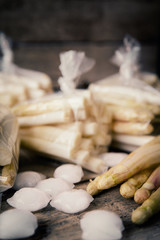 Weißer Spargel der tiefgefroren wird