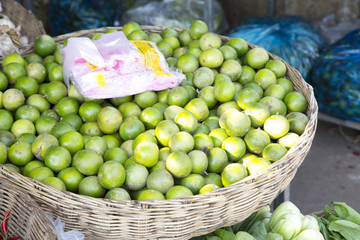 プサーサマキ（サマキ市場）で売っていたライム