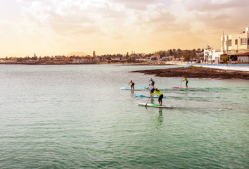 stand up paddle au coucher du soleil