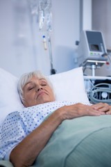 Obraz premium Senior patient lying on bed