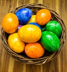 Ostereier in Weidekorb