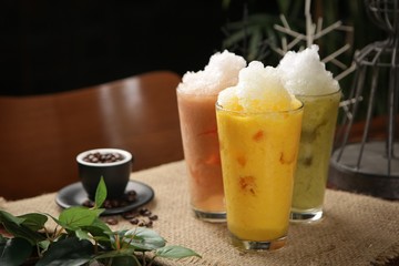 various fresh juice  on wooden table 과일슬러시 