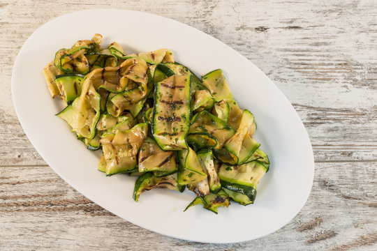 zucchine grigliate a nastro dall'alto