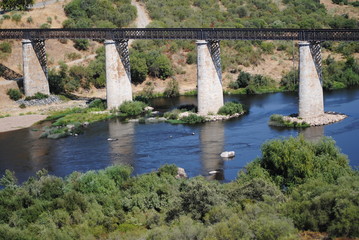 Fototapeta na wymiar ponte sobre o rio Guadiana
