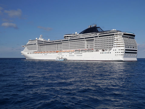 Kreuzfahrtschiff beim Tendern in der Karibik 