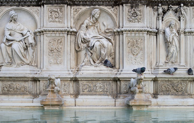 Fototapeta na wymiar The Fonte Gaia fountain in Siena