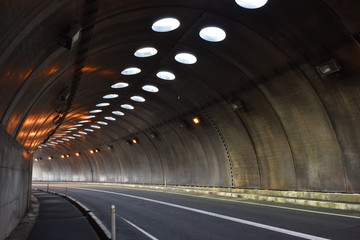 シェルター ／ 山形県庄内地方の海岸道路で、シェルターを撮影した写真です。すぐ横が海なので、風や波除けの役目を果たします。また冬期間は、雪から防護するために設置されたシェルターです。