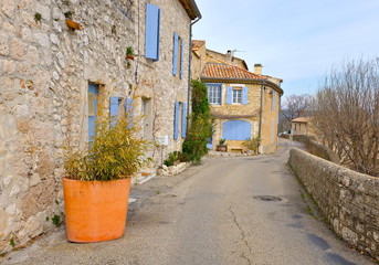 village  la garde adhémar 2