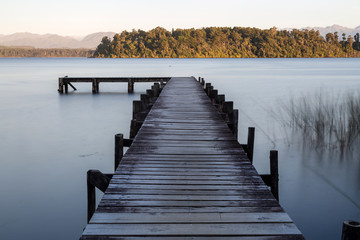Naklejka premium Drewniane molo w górskie jezioro, Wyspa Południowa, Nowa Zelandia