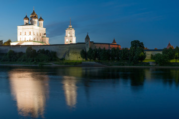 Fototapeta premium Ancient Pskov Kremlin and river Velikaya at twilight, Russia